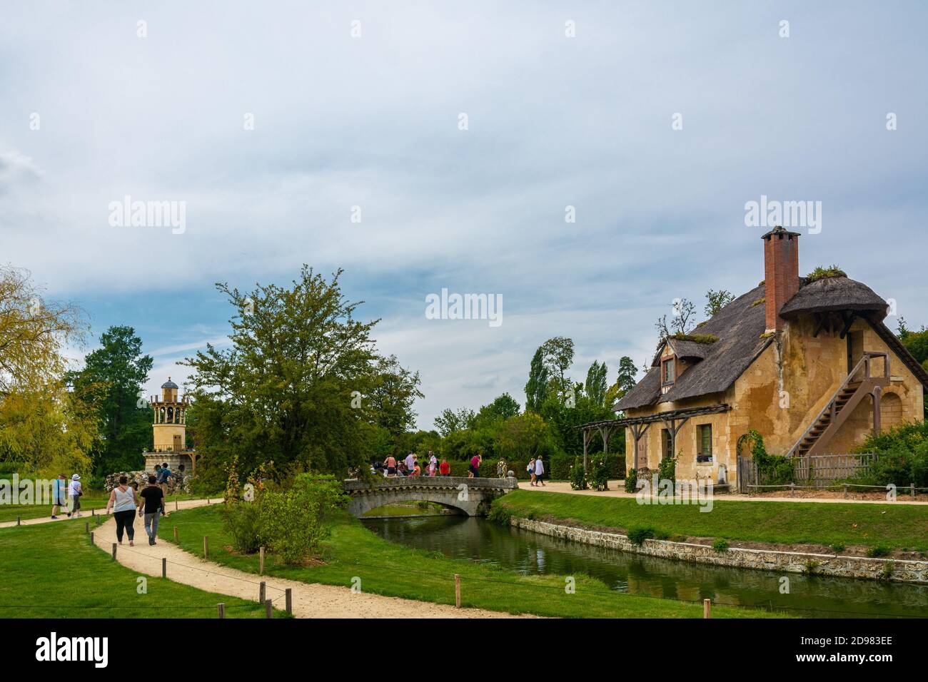 Versailles, Francia - 28 agosto 2019 : la Dovecote nell'Amleto della Regina a Versailles è l'ultimo edificio rimasto dei quattro che un tempo sorgevano Foto Stock