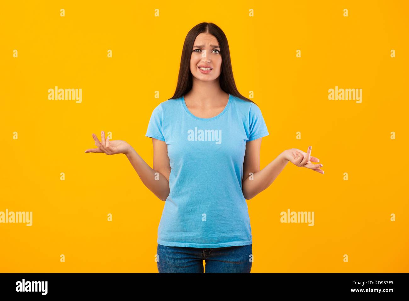 Confusa e perplessa giovane donna che si è infranita in studio Foto Stock