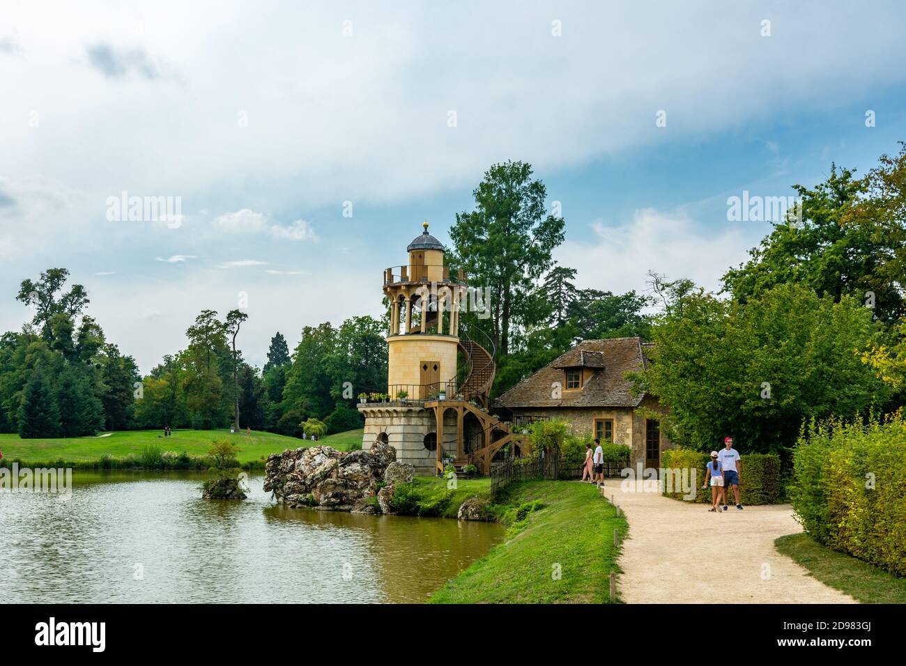 Versailles, Francia - 28 agosto 2019 : la Torre Marlborough e lo stagno nel Borgo della Regina nella tenuta di Maria Antonietta vicino al Palazzo di Versailles. Foto Stock
