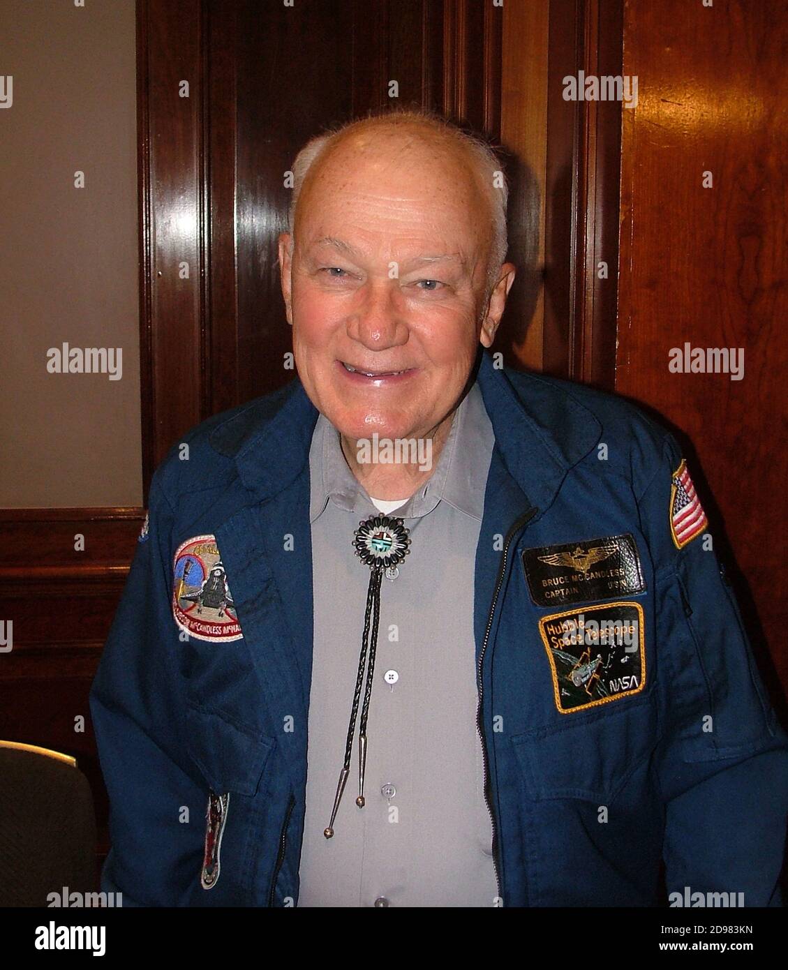 Bruce McCandless II, ufficiale Navale, aviatore, ingegnere elettrico, astronauta della NASA americana, pilota dello Space Shuttle, ha completato la prima passeggiata spaziale senza raccordo. Foto Stock