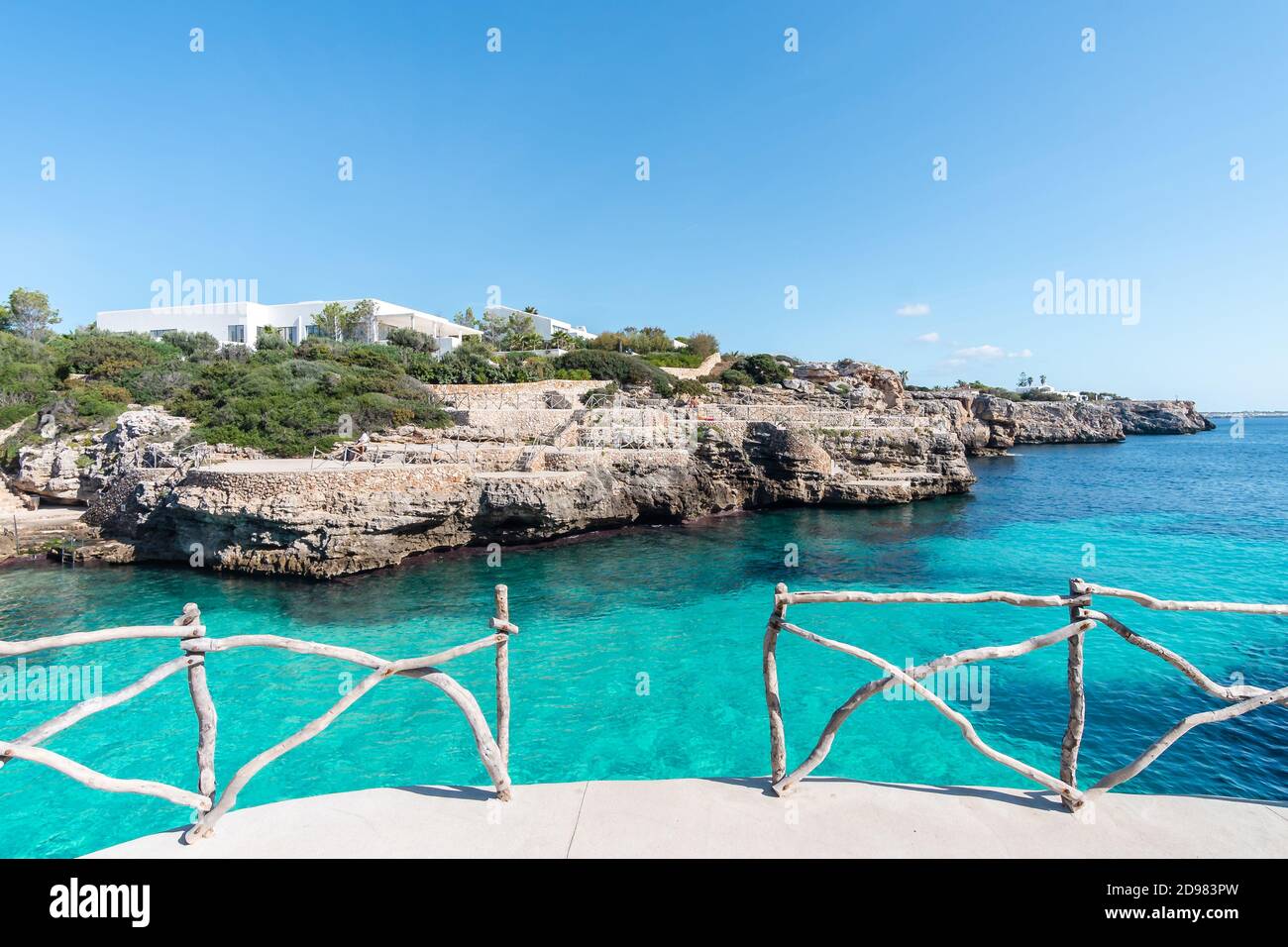 Acque turchesi di Cala en Brut, spiaggia di Minorca, Isole Baleari in Spagna Foto Stock