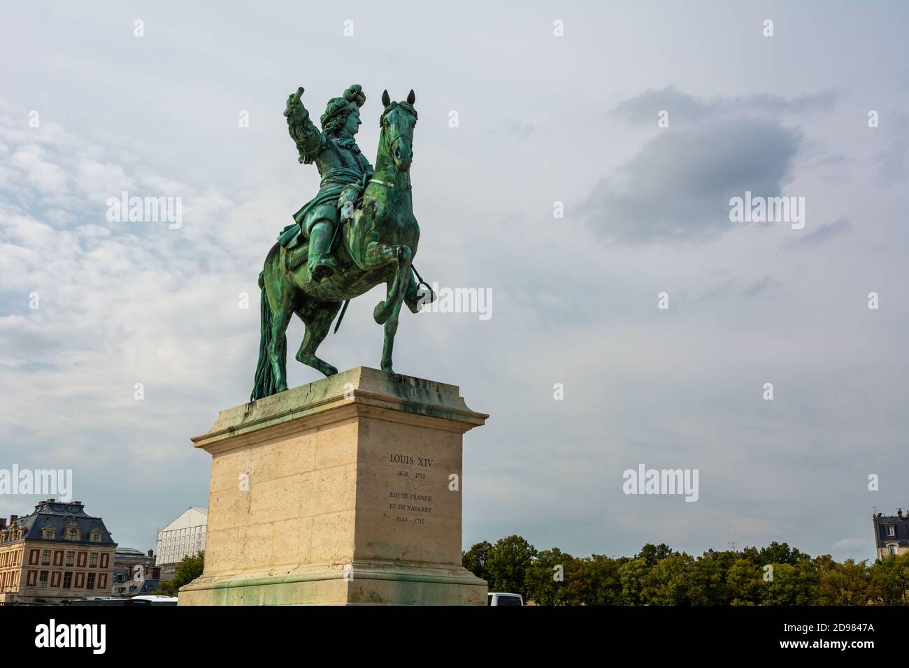 Versailles, Francia - 28 agosto 2019: Statua del re Luigi XIV in piedi in font della Reggia di Versailles e il parco di Luigi XIV Foto Stock