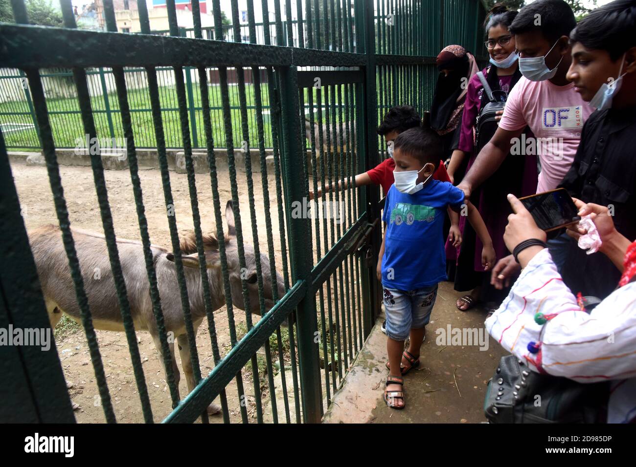 Le persone che indossano il facemask durante le visite allo Zoo Nazionale del Bangladesh dopo la riapertura il 1 novembre, a seguito della pandemia del Covid-19 a Dhaka, Bangla Foto Stock