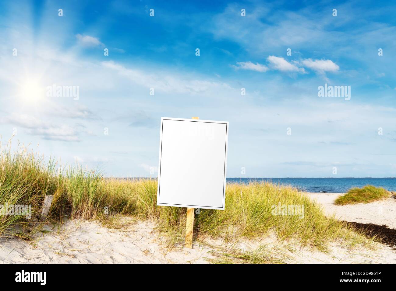 cartello vuoto con spazio di copia su ampia spiaggia sabbiosa contro mare e cielo blu Foto Stock