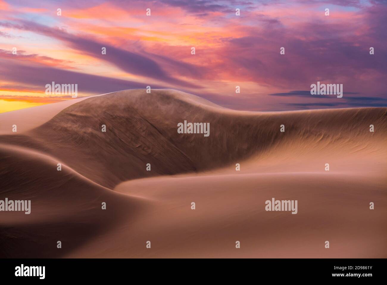 Landcape con il cielo impressionante tramonto sul deserto del Namib in Namibia, Africa meridionale Foto Stock