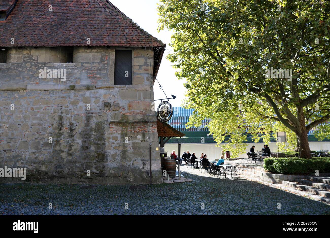 La torre d'acqua medievale di Maribor, che ospita un lungofiume enoteca Foto Stock