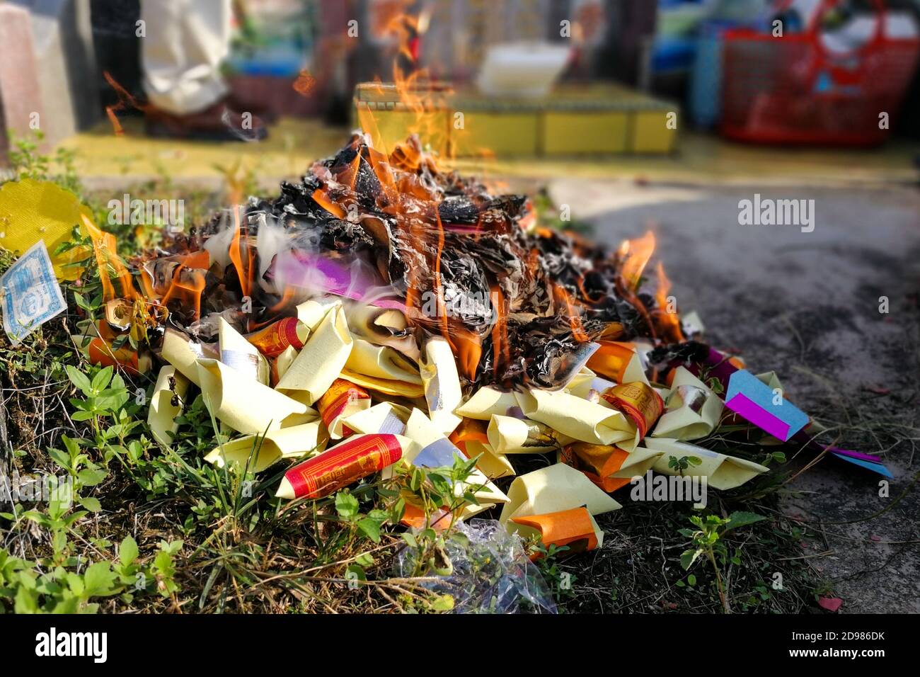 Bruciate offrendo denaro di carta e oro agli antenati durante il Qingming Foto Stock
