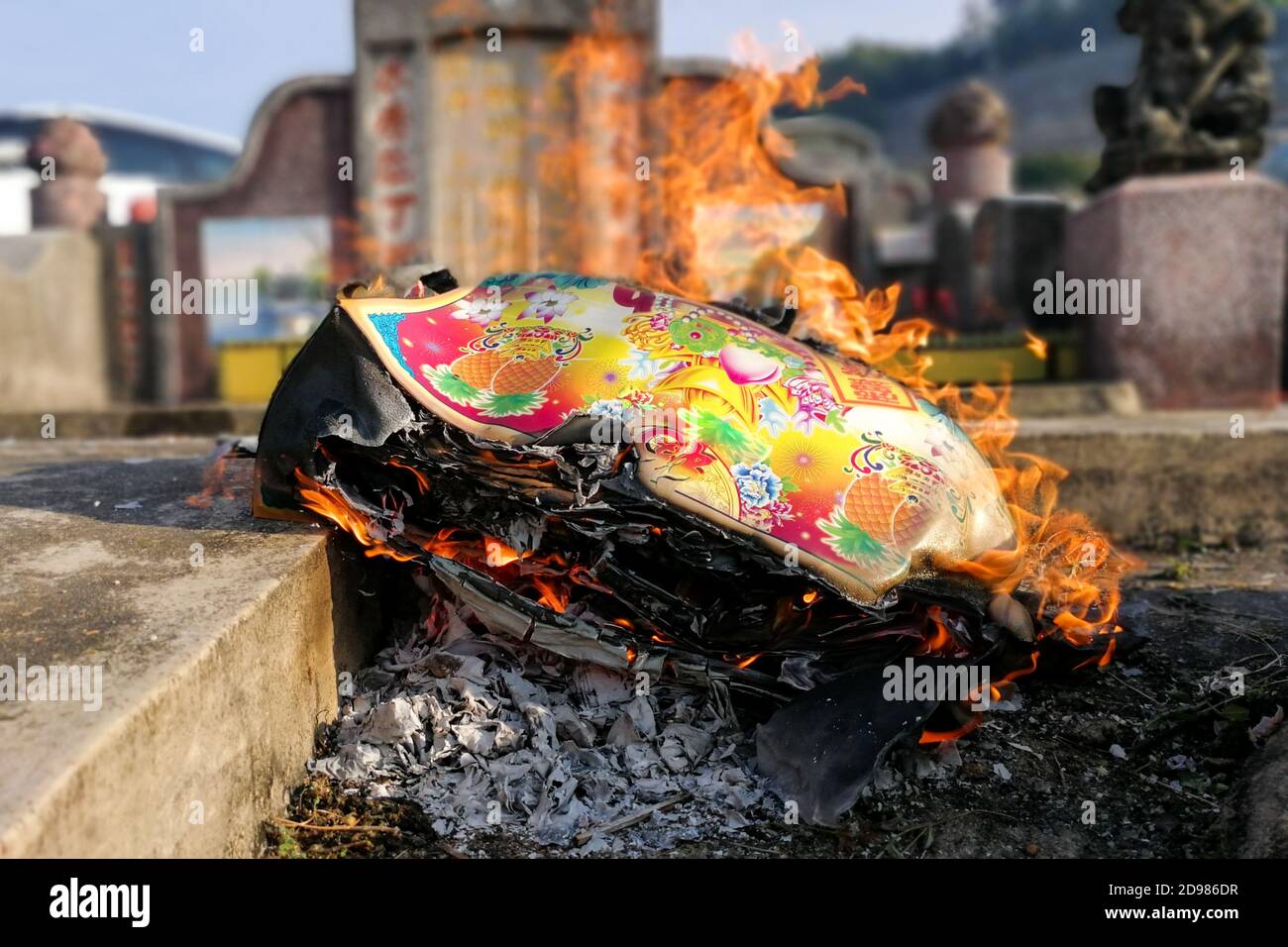 Bruciate offrendo denaro di carta e oro agli antenati durante il Qingming Foto Stock