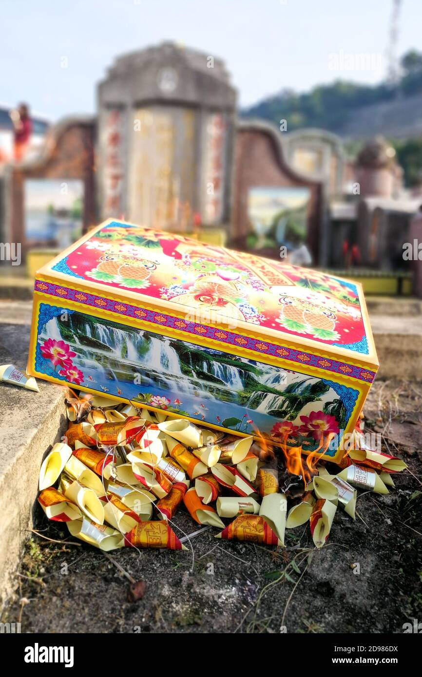 Bruciate offrendo denaro di carta e oro agli antenati durante il Qingming Foto Stock