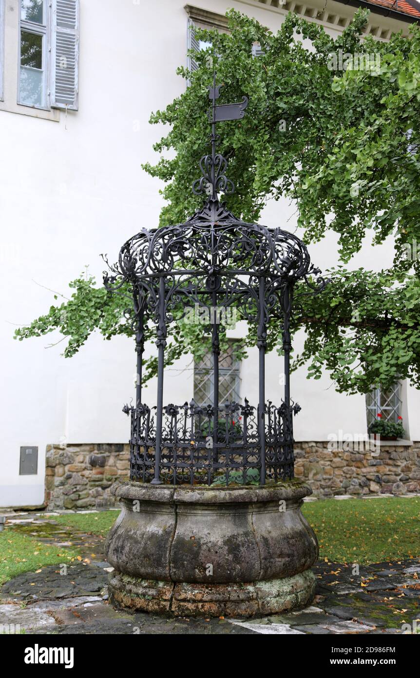 Vecchio pozzo vicino al castello di Maribor Foto Stock