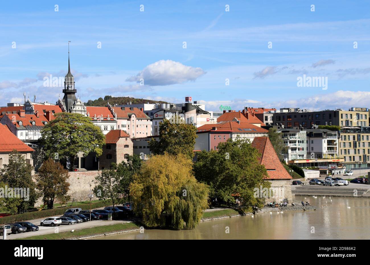 Il popolare quartiere Quaresima di Maribor sulla riva di Il fiume Drava Foto Stock