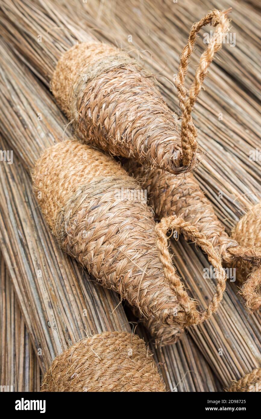 Scopa rustica in vendita su bancarella di mercato in India. Foto Stock