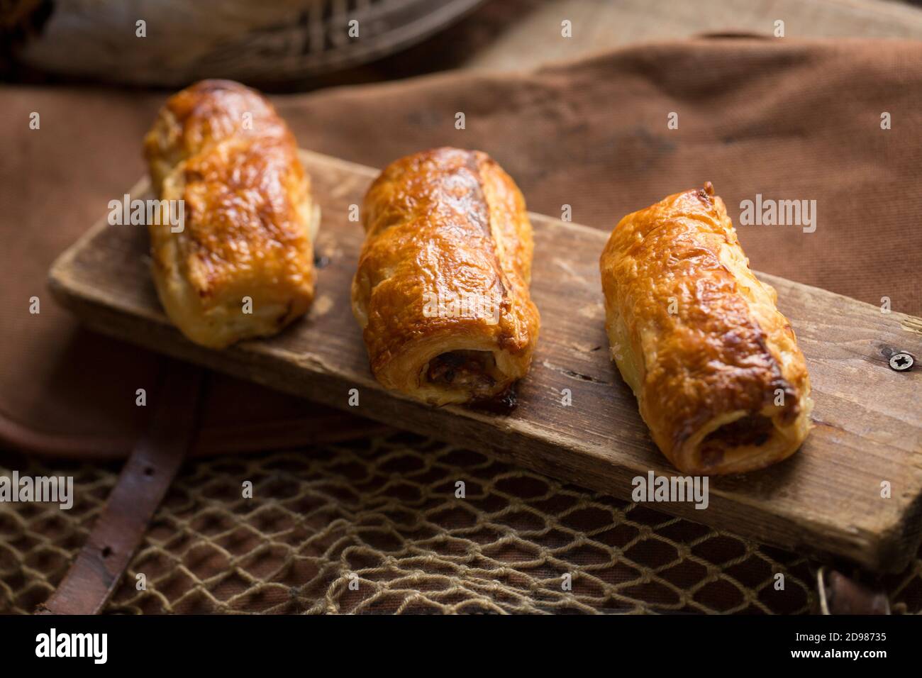 Involtini di salsiccia fagiano a base di carne di maiale tritata e fagiano tritato, erbe e spezie. Realizzato da un fagiano girato su un piccolo tiro guidato utilizzando uno shotg Foto Stock