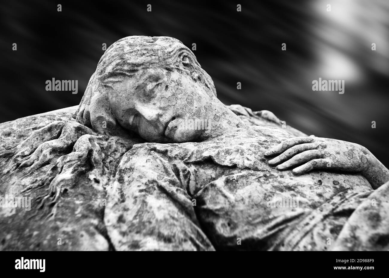 Vecchia statua sulla tomba nel cimitero Lychakivskyj di Leopoli, Ucraina. Foto Stock