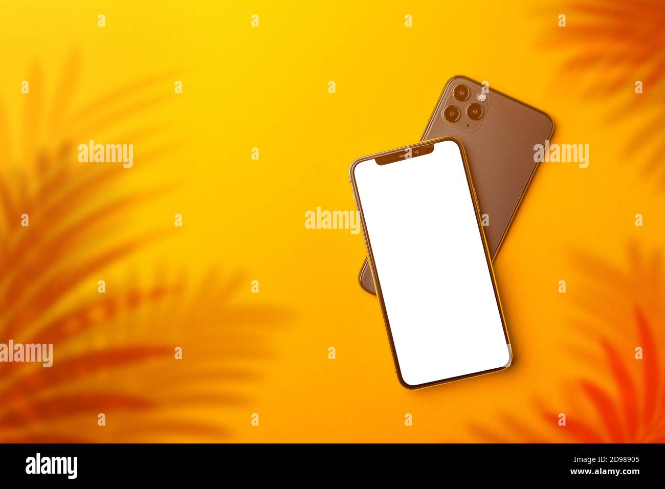 Smartphone mockup schermo vuoto con le ombre delle foglie di palma per i temi della stagione estiva, display bianco pulito del telefono cellulare Foto Stock