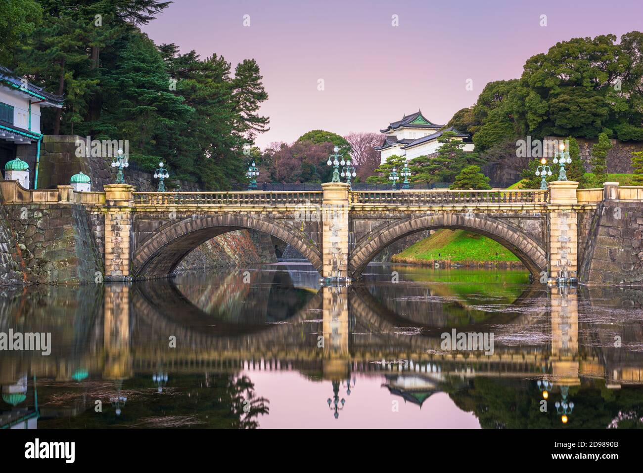 Tokyo, Giappone presso il Palazzo Imperiale fossato e ponte di notte. Foto Stock