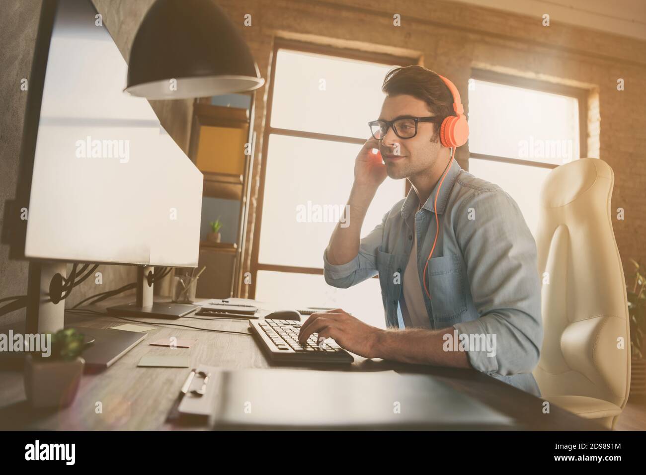 Profilo ritratto vista laterale del suo lui bel occupato amichevole guy typing consulting client supporto tecnico remoto indirizzo ip cyberspazio a industriale moderno Foto Stock