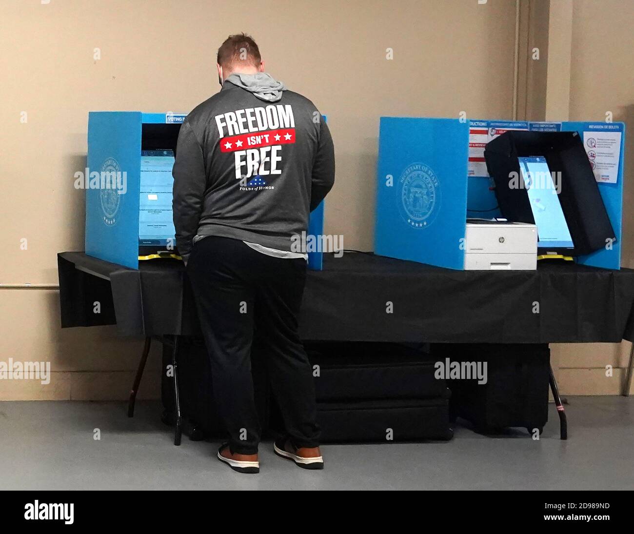 Lawrenceville, Stati Uniti. 03 Nov 2020. Un residente della Georgia vota il giorno delle elezioni nella zona fieristica della contea di Gwinnett a Lawrenceville, Georgia, martedì 03 novembre 2020. Foto di Tami Chappell/UPI Credit: UPI/Alamy Live News Foto Stock