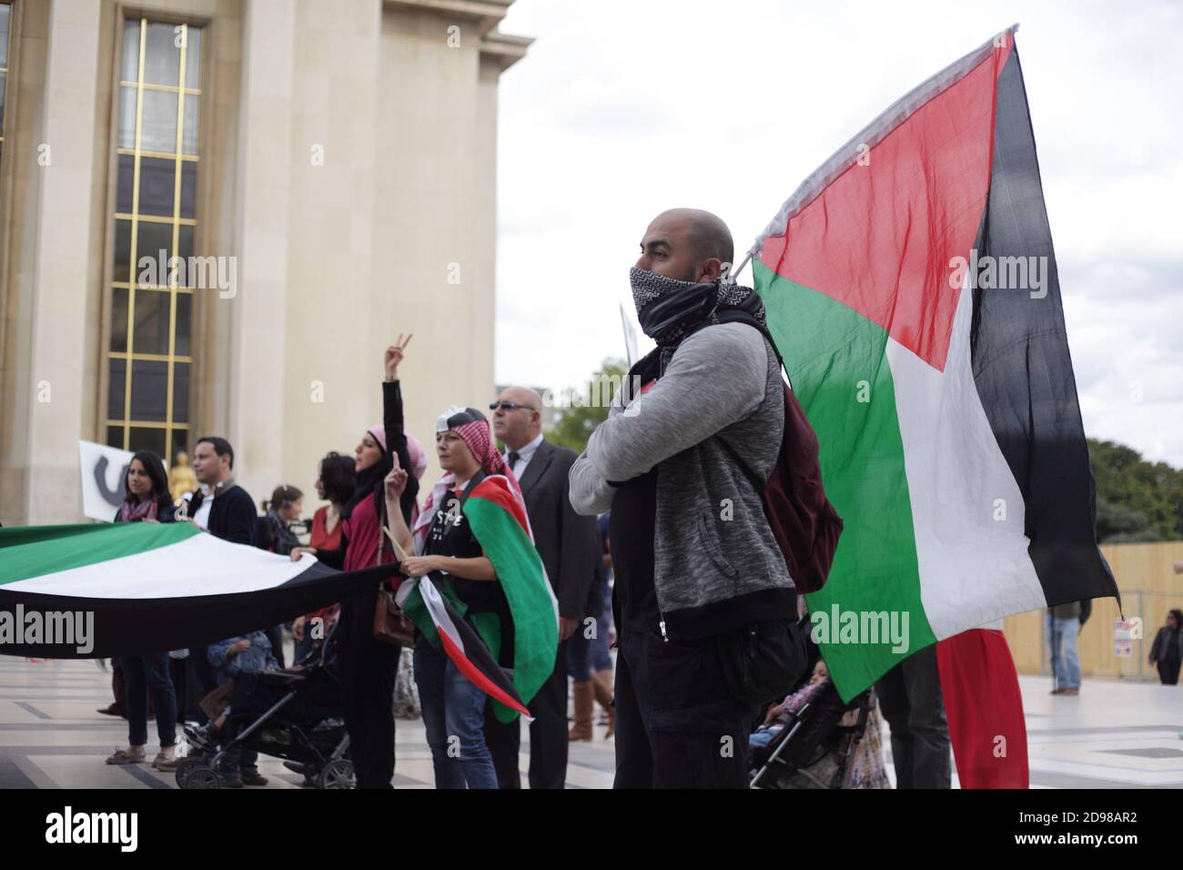 I sostenitori del popolo palestinese si sono riuniti in piazza Trocadero a Parigi il 28 agosto 2014 per denunciare la colonizzazione dei territori palestinesi Foto Stock