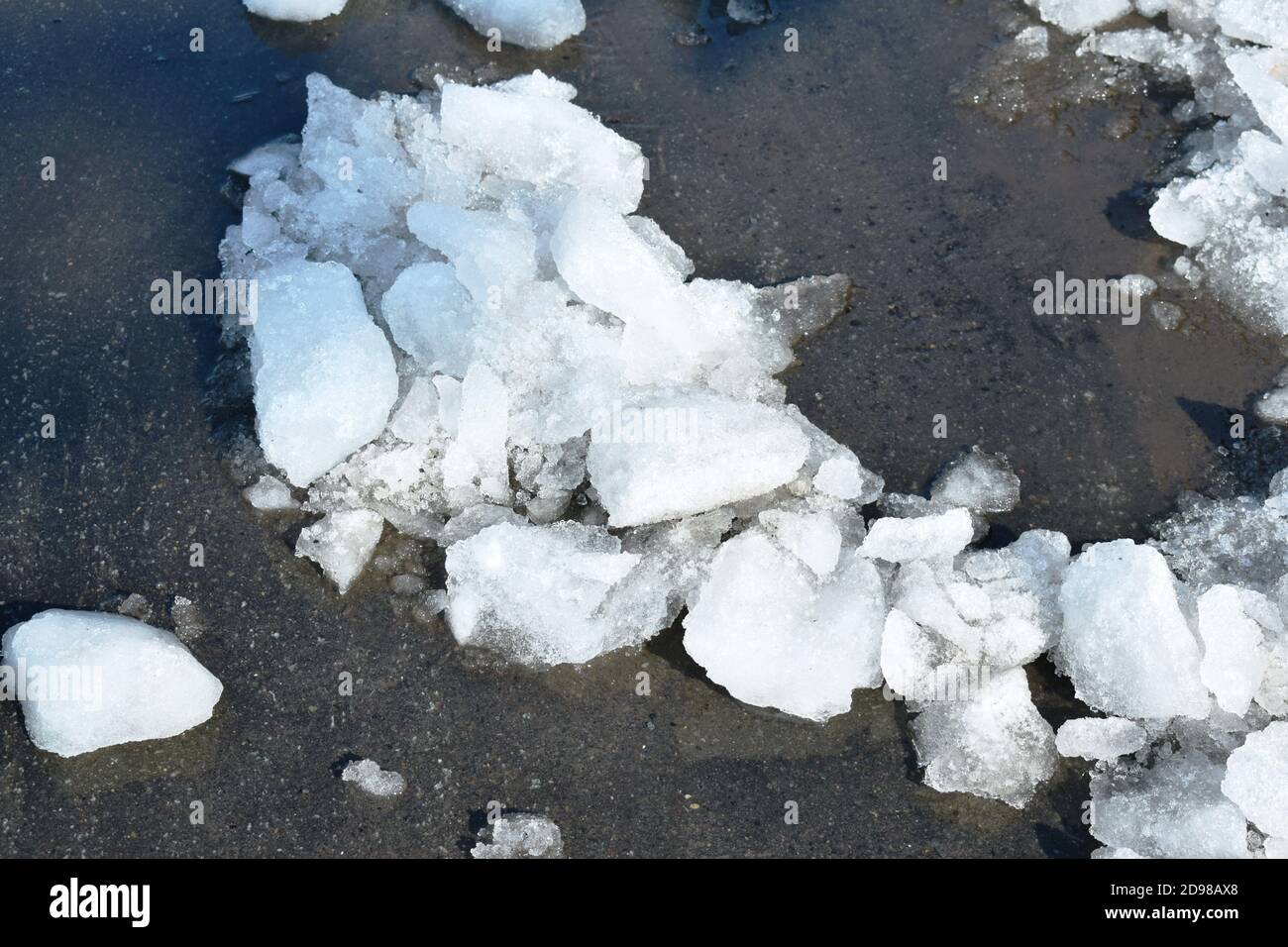 Ghiaccio incrinato e che si scioglie per strada in Giappone Hokkaido Foto Stock