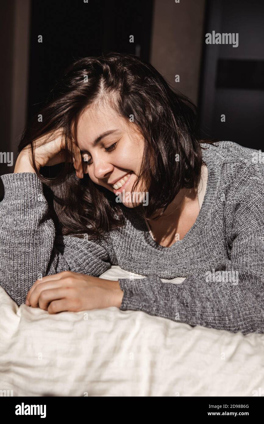 ritratto di giovane bella donna con luce dura Foto Stock