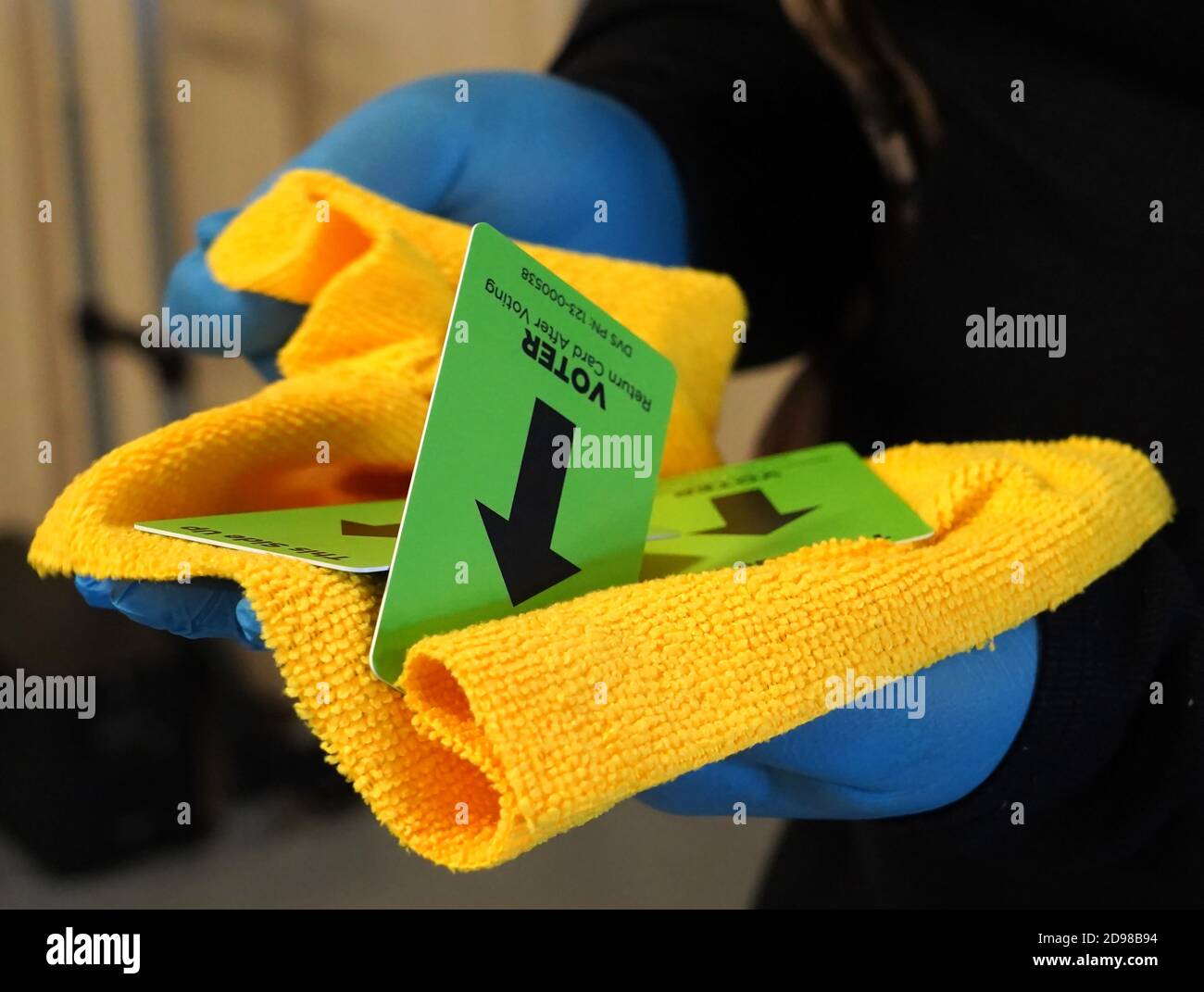 Lawrenceville, Stati Uniti. 03 Nov 2020. Le carte di accesso per gli elettori vengono sanificate il giorno delle elezioni alla fiera della contea di Gwinnett a Lawrenceville, Georgia, martedì 3 novembre 2020. Foto di Tami Chappell/UPI Credit: UPI/Alamy Live News Foto Stock