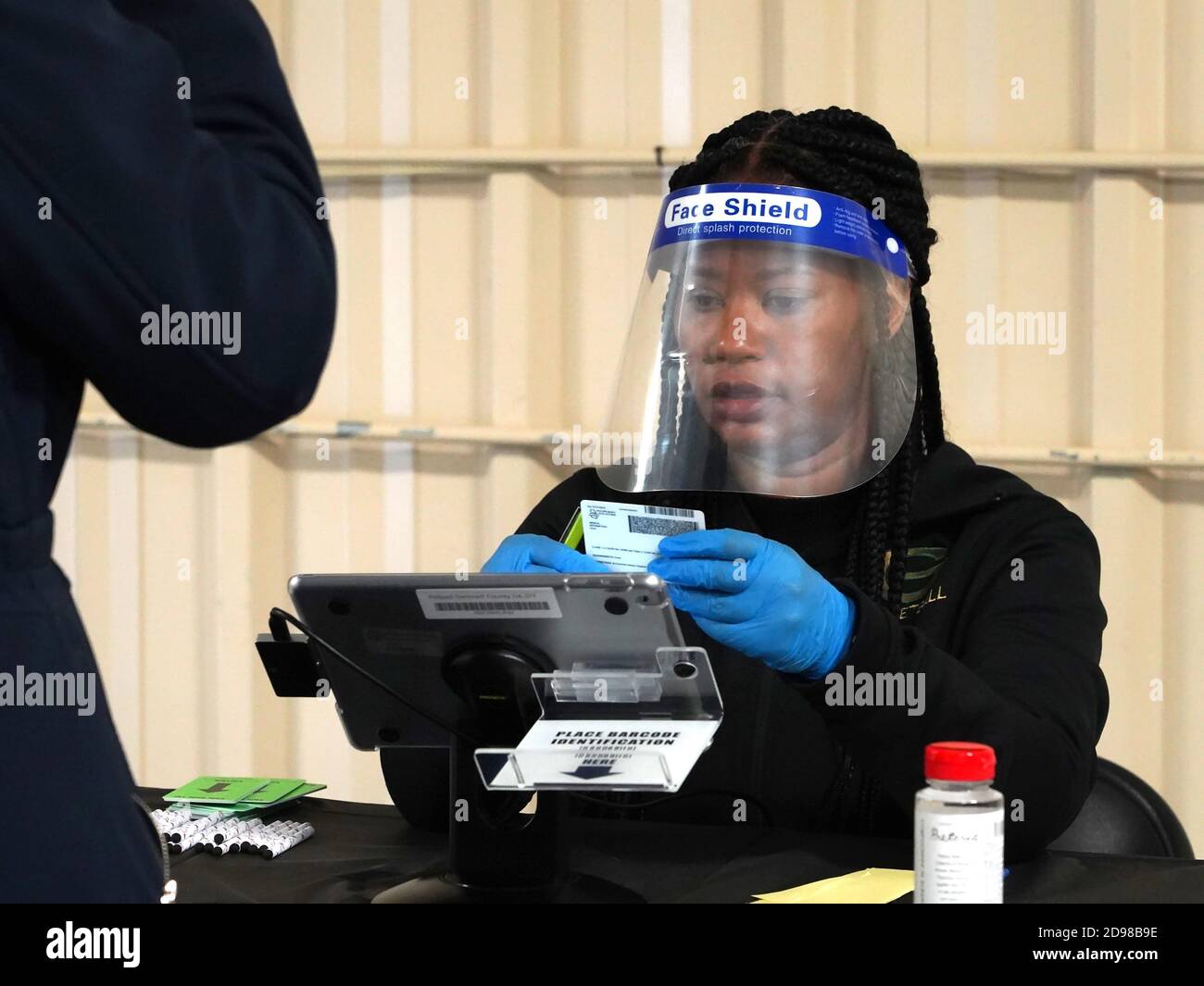 Lawrenceville, Stati Uniti. 03 Nov 2020. Il lavoratore Khadijah Theus controlla l'identificazione degli elettori il giorno delle elezioni alla fiera della contea di Gwinnett a Lawrenceville, Georgia martedì 03 novembre 2020. Foto di Tami Chappell/UPI Credit: UPI/Alamy Live News Foto Stock