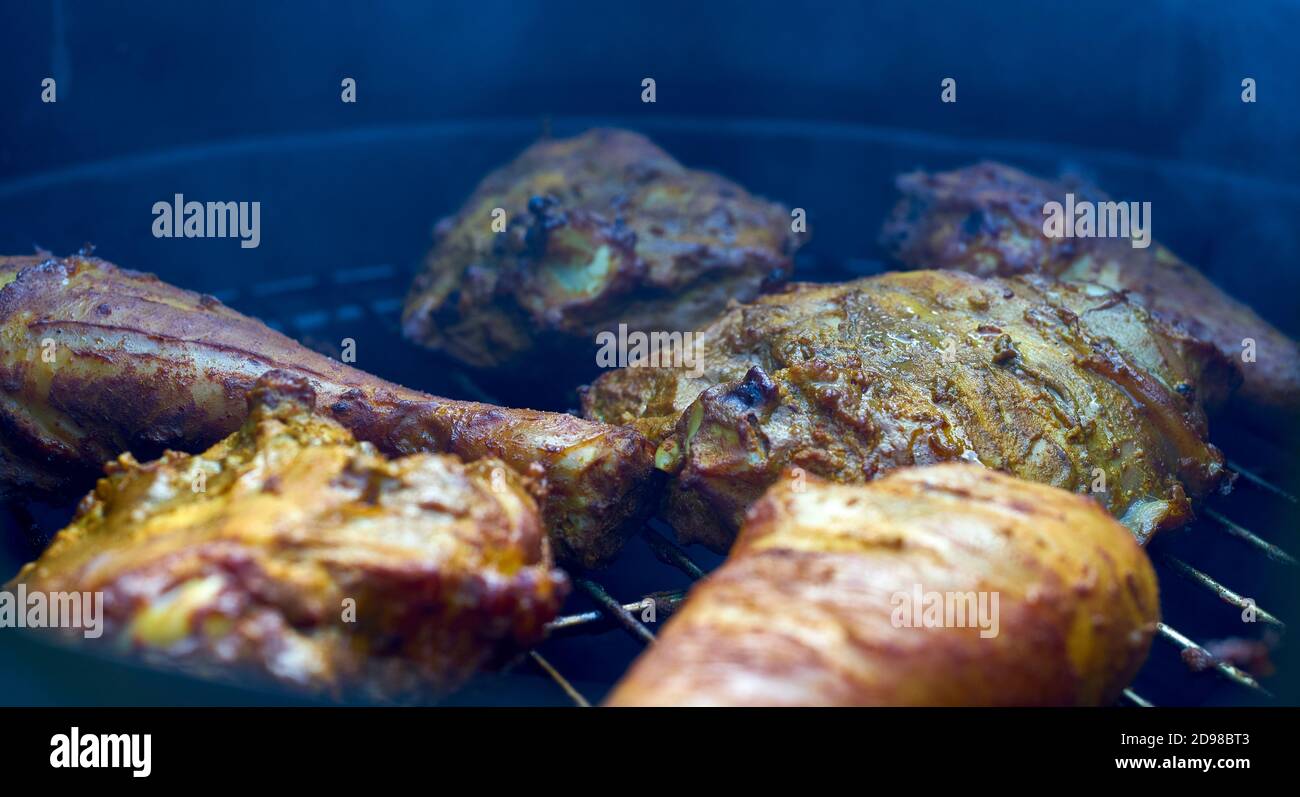 gustoso pollo dorato al curry sulla griglia Foto Stock