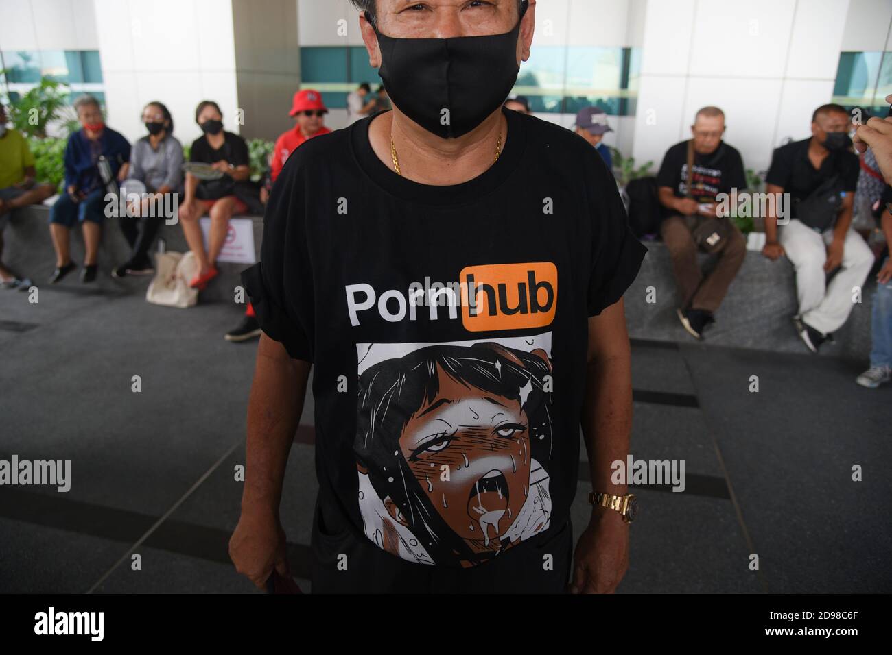 Un protetore vestito in una t-shirt Pornhub durante una