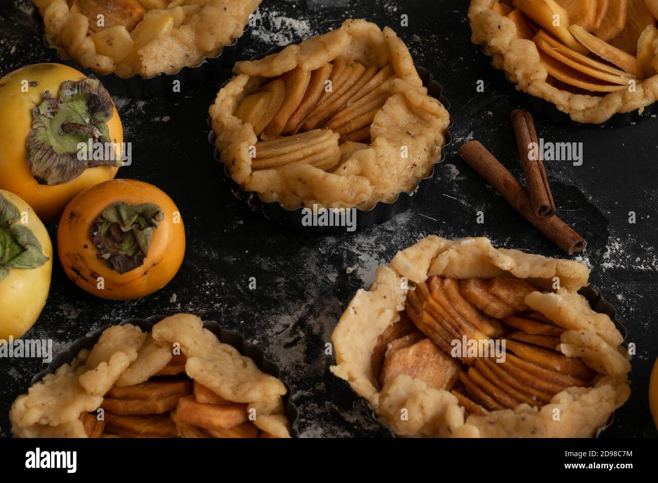 Preparare la torta dolce autunnale con i persimmons crudi Foto Stock