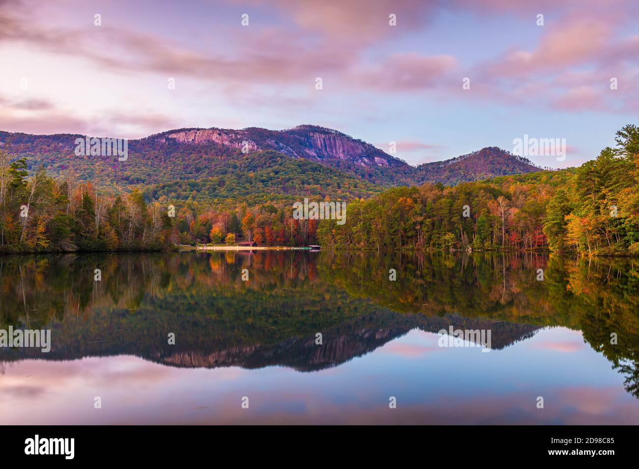 Table Rock Mountain, Pickens, South Carolina, USA vista lago in autunno al tramonto. Foto Stock