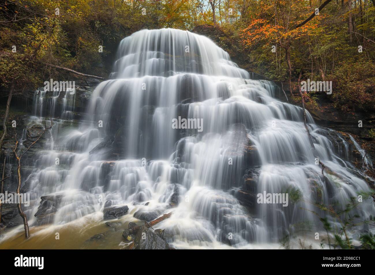 Yellow Branch Falls, Walhalla, South Carolina, USA nella stagione autunnale. Foto Stock