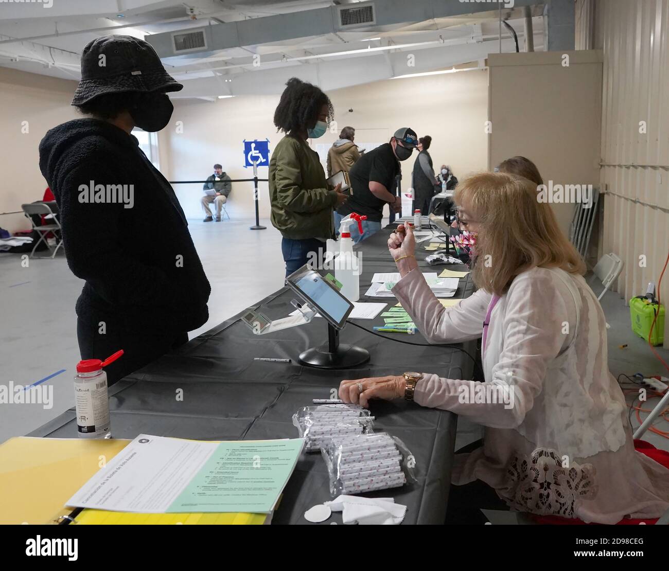 Lawrenceville, Stati Uniti. 03 Nov 2020. Gli elettori residenti in Georgia si accerchiano per votare assistiti dai lavoratori del sondaggio il giorno delle elezioni alla fiera della contea di Gwinnett a Lawrenceville, Georgia, martedì 03 novembre 2020. Foto di Tami Chappell/UPI Credit: UPI/Alamy Live News Foto Stock