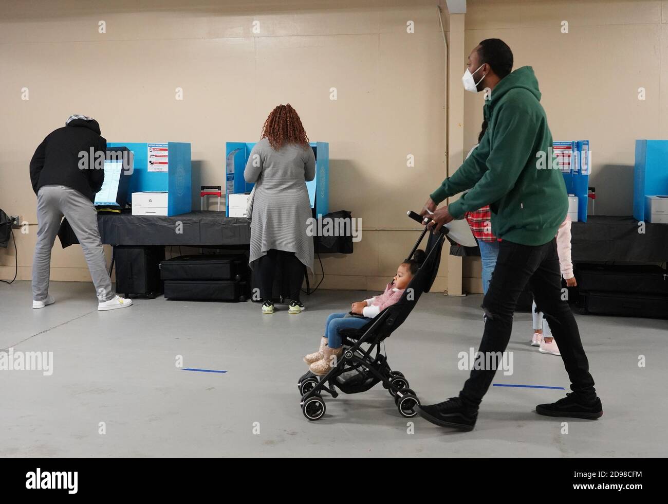 Lawrenceville, Stati Uniti. 03 Nov 2020. Una leggera affluenza degli elettori residenti in Georgia al mattino il giorno delle elezioni alla fiera della contea di Gwinnett a Lawrenceville, Georgia, martedì 3 novembre 2020. Foto di Tami Chappell/UPI Credit: UPI/Alamy Live News Foto Stock