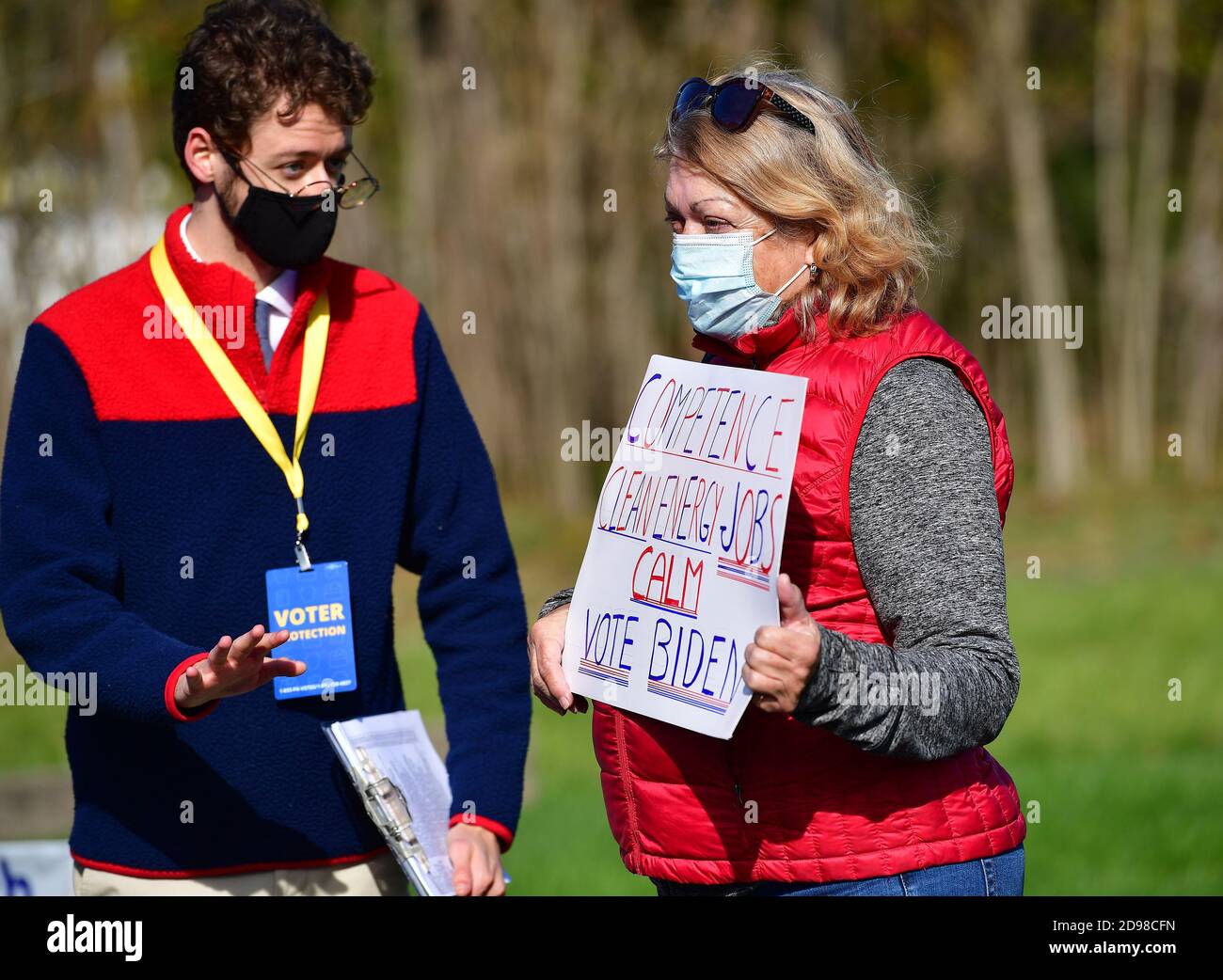 Gettysburg, Stati Uniti. 03 Nov 2020. Una Pennsylvania voting ufficiale parla con una donna con un messaggio per gli elettori che lasciano il posto di Gettysburg Fire Station il giorno delle elezioni a Gettysburg, Pennsylvania, martedì 3 novembre 2020. Foto di David Tulis /UPI Credit: UPI/Alamy Live News Foto Stock