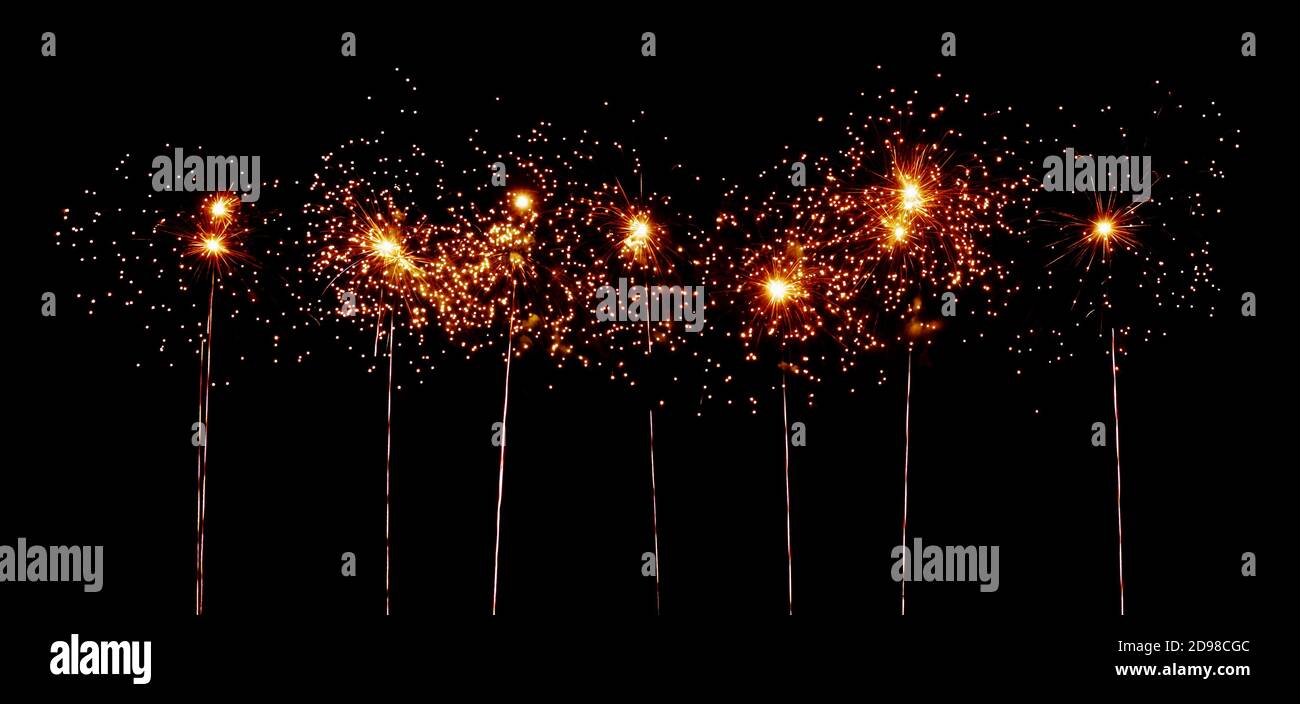 Esplosioni colorate e scoppiettante fuochi d'artificio. Foto Stock