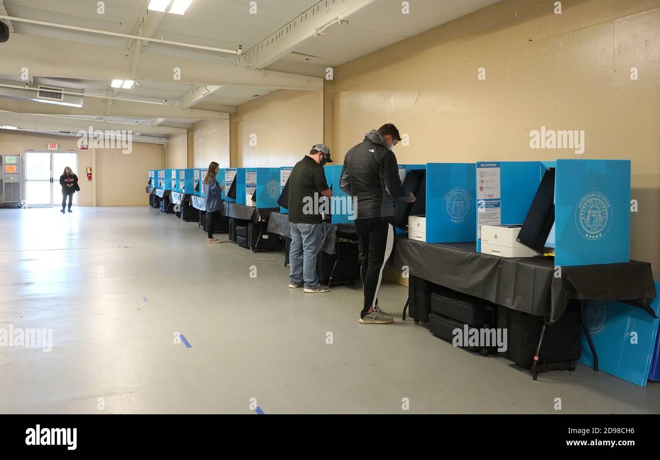 Lawrenceville, Stati Uniti. 03 Nov 2020. Una leggera affluenza dei residenti della Georgia vota al mattino il giorno delle elezioni alla fiera della contea di Gwinnett a Lawrenceville, Georgia, martedì 3 novembre 2020. Foto di Tami Chappell/UPI Credit: UPI/Alamy Live News Foto Stock