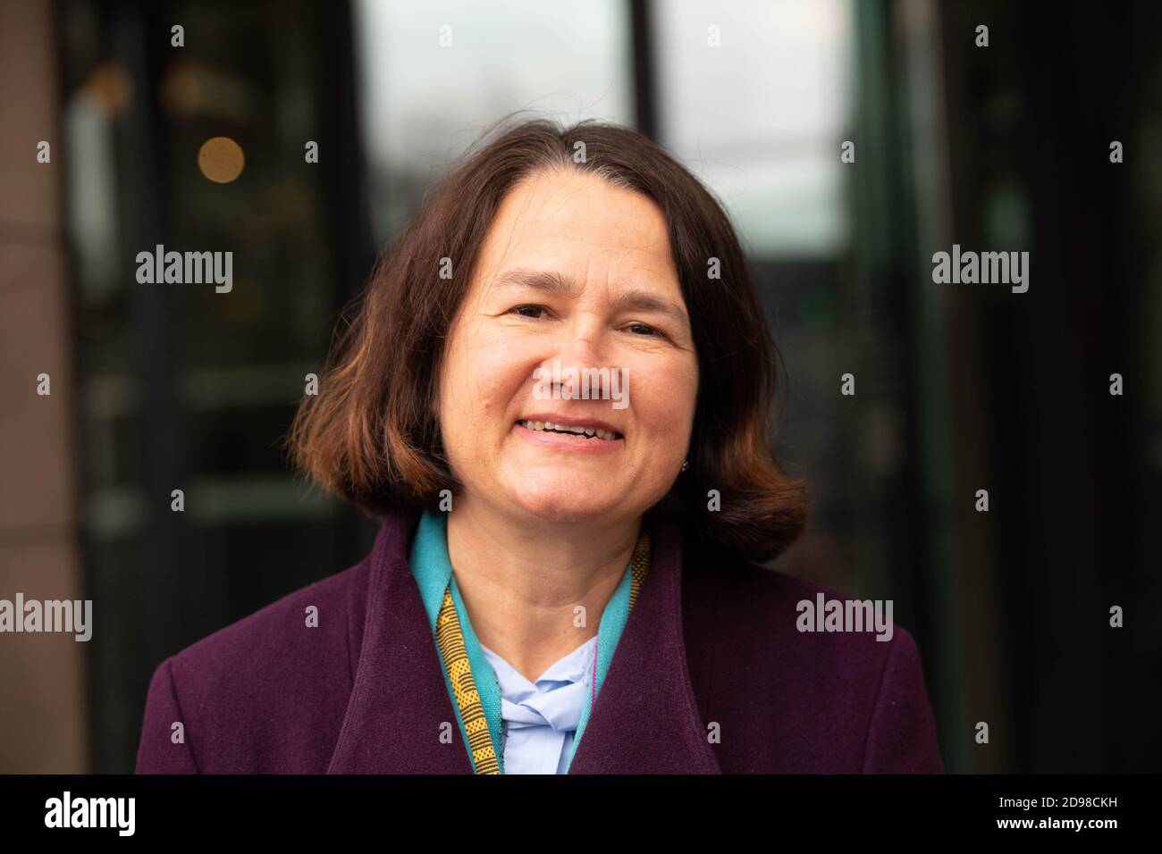 Londra UK Catherine West, deputato laburista per Hornsey & Wood Green e Ministro degli Esteri Shadow (Europa e Americhe) incontra i manifestanti al di fuori di Portcullis House, alla ricerca di maggiori sanzioni contro il regime in Bielorussia. Credit: Ian Davidson/Alamy Live News Foto Stock