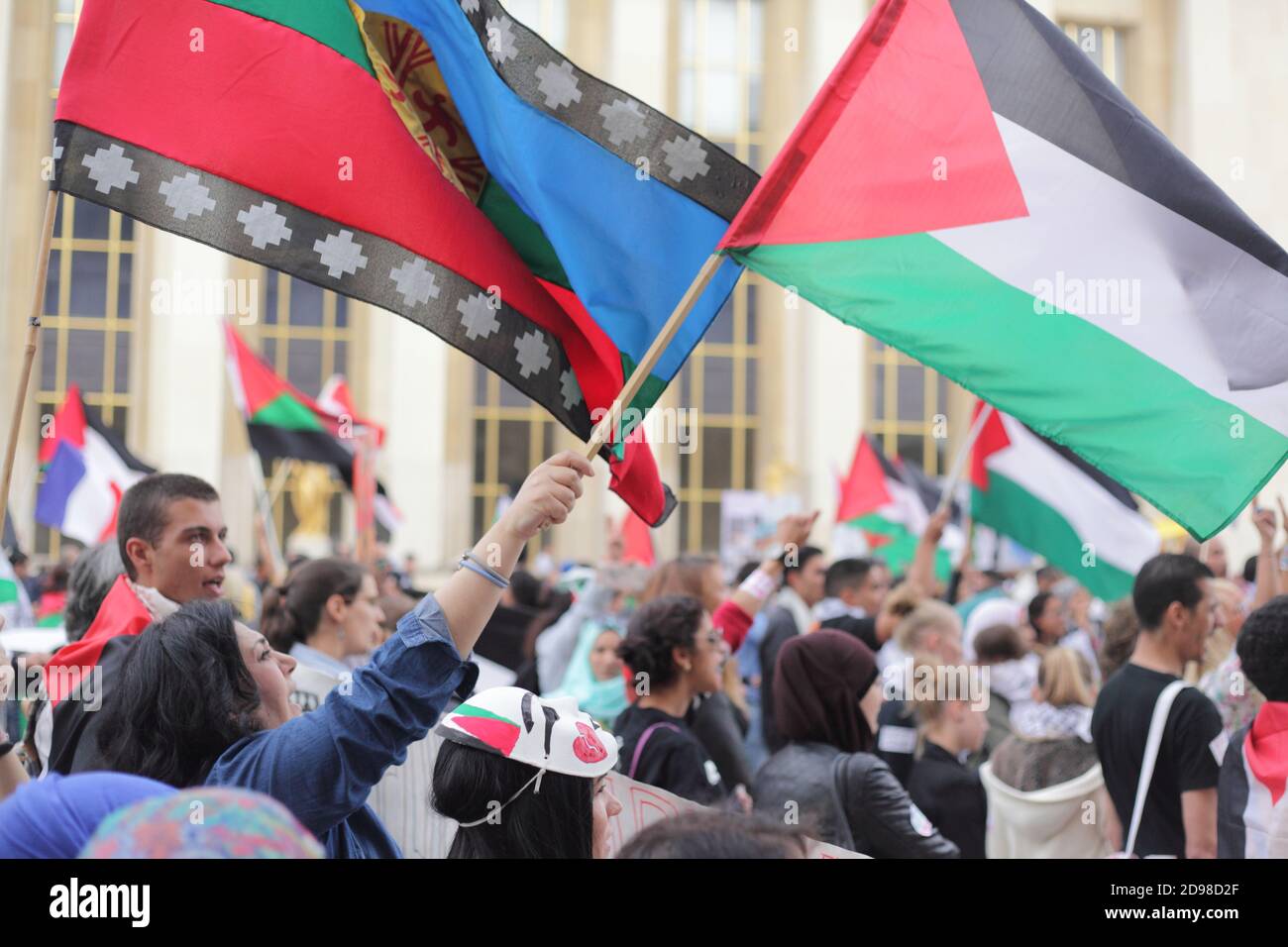 I sostenitori del popolo palestinese si sono riuniti in piazza Trocadero a Parigi il 28 agosto 2014 per denunciare la colonizzazione dei territori palestinesi Foto Stock