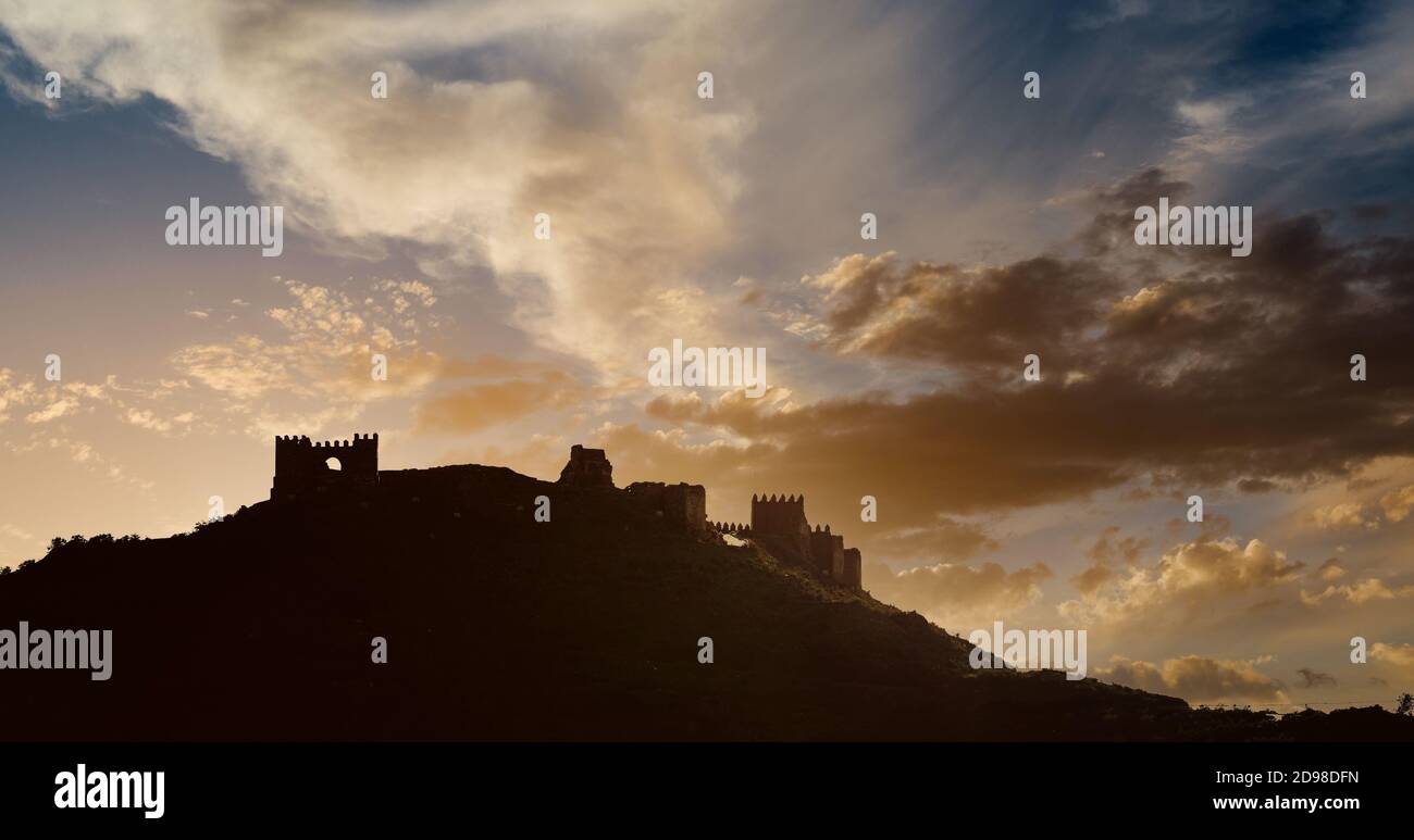 Silhouette di un castello Tabernas (Castillo de Tabernas), è stato costruito nel 11 ° contro il cielo nuvoloso sfondo durante il tramonto. Europa. Provincia di Alm Foto Stock