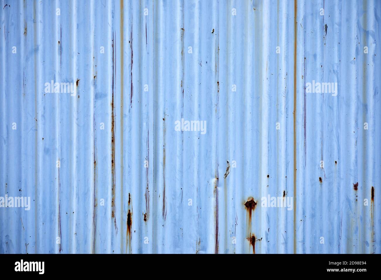 Parete di rusty di metallo ondulato, azzurro Foto Stock