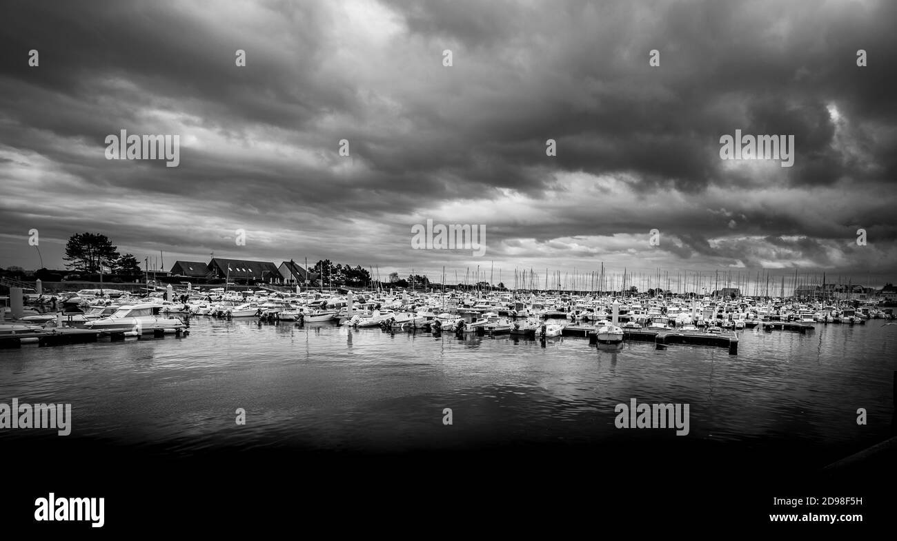 SAINT VAAST, FRANCIA - SETTEMBRE CIRCA, 2020. Suggestivo paesaggio del cielo nuvoloso sul porto con barche a vela. Panorama, oscura atmosfera pessimista. Foto Stock