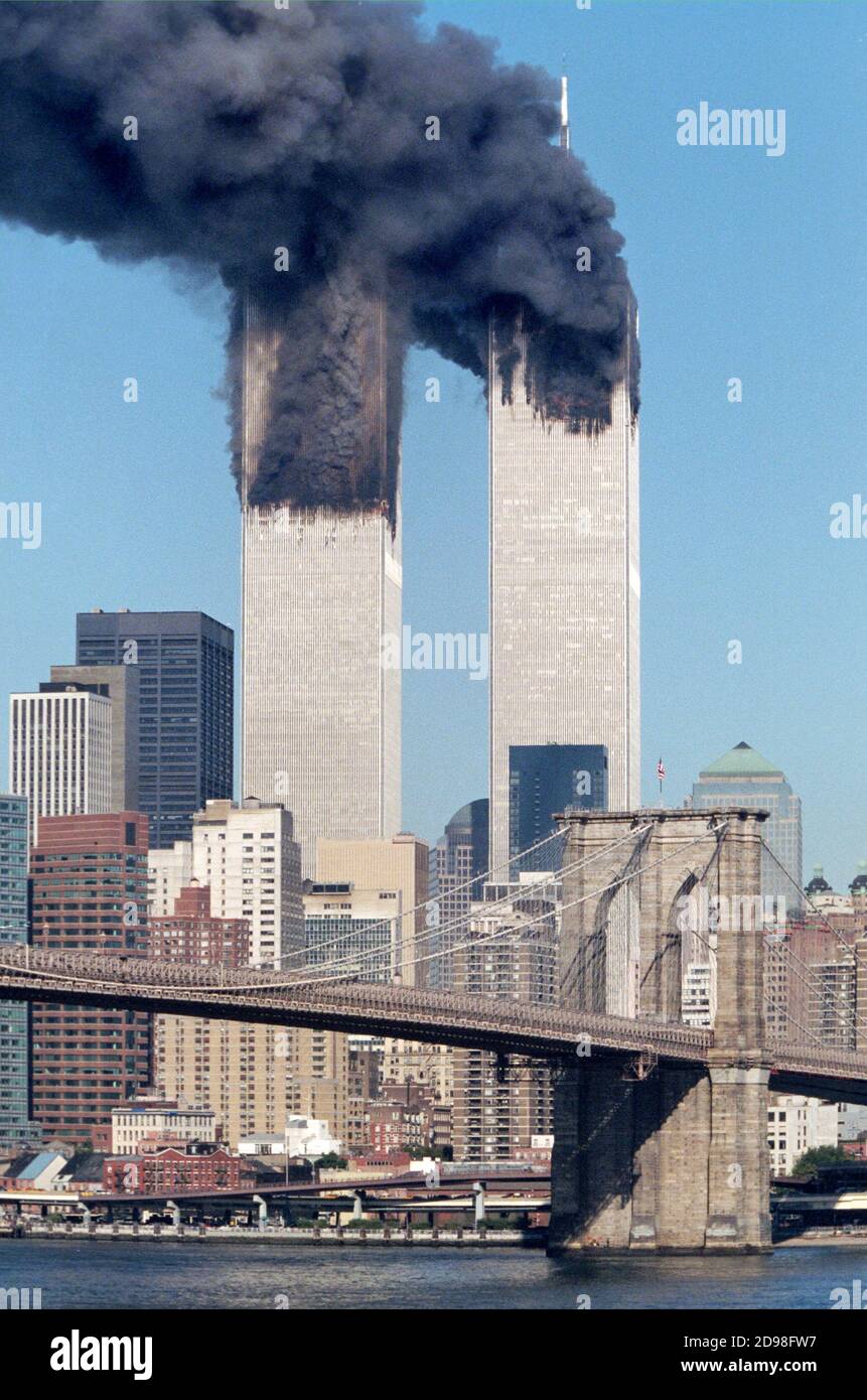 Entrambe le Torri Gemelle di New York bruciano dopo essere state colpite da due aerei ad alto-jacked il 11 settembre 2001. Foto Stock