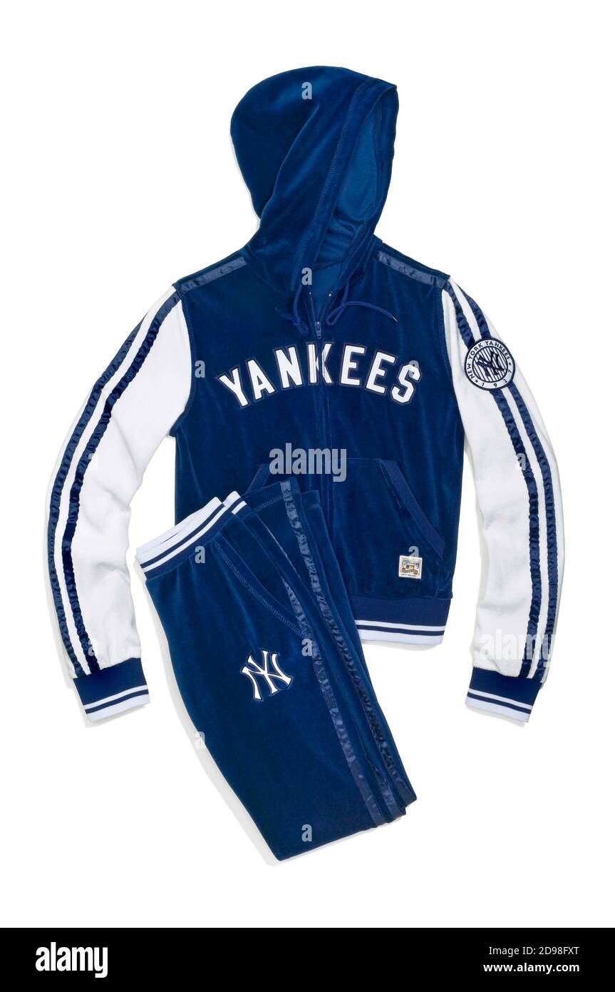 Set di riscaldamento Yankees in velluto bianco e blu fotografato uno sfondo bianco Foto Stock