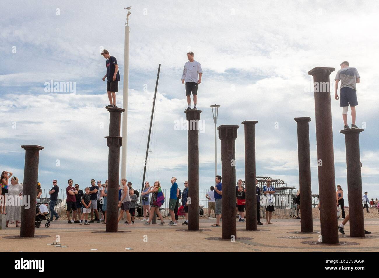Gli adolescenti intrattengono folle in cima alle colonne di Brighton Beach durante il Gay Pride 2019, Brighton & Hove, Inghilterra Foto Stock