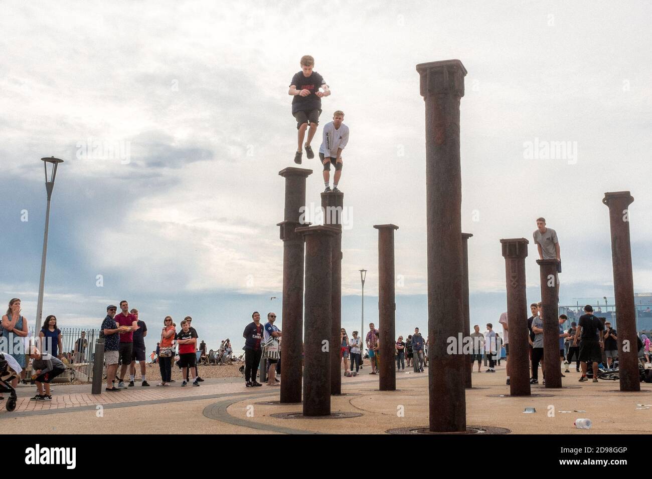 Gli adolescenti intrattengono folle in cima alle colonne di Brighton Beach durante il Gay Pride 2019, Brighton & Hove, Inghilterra Foto Stock