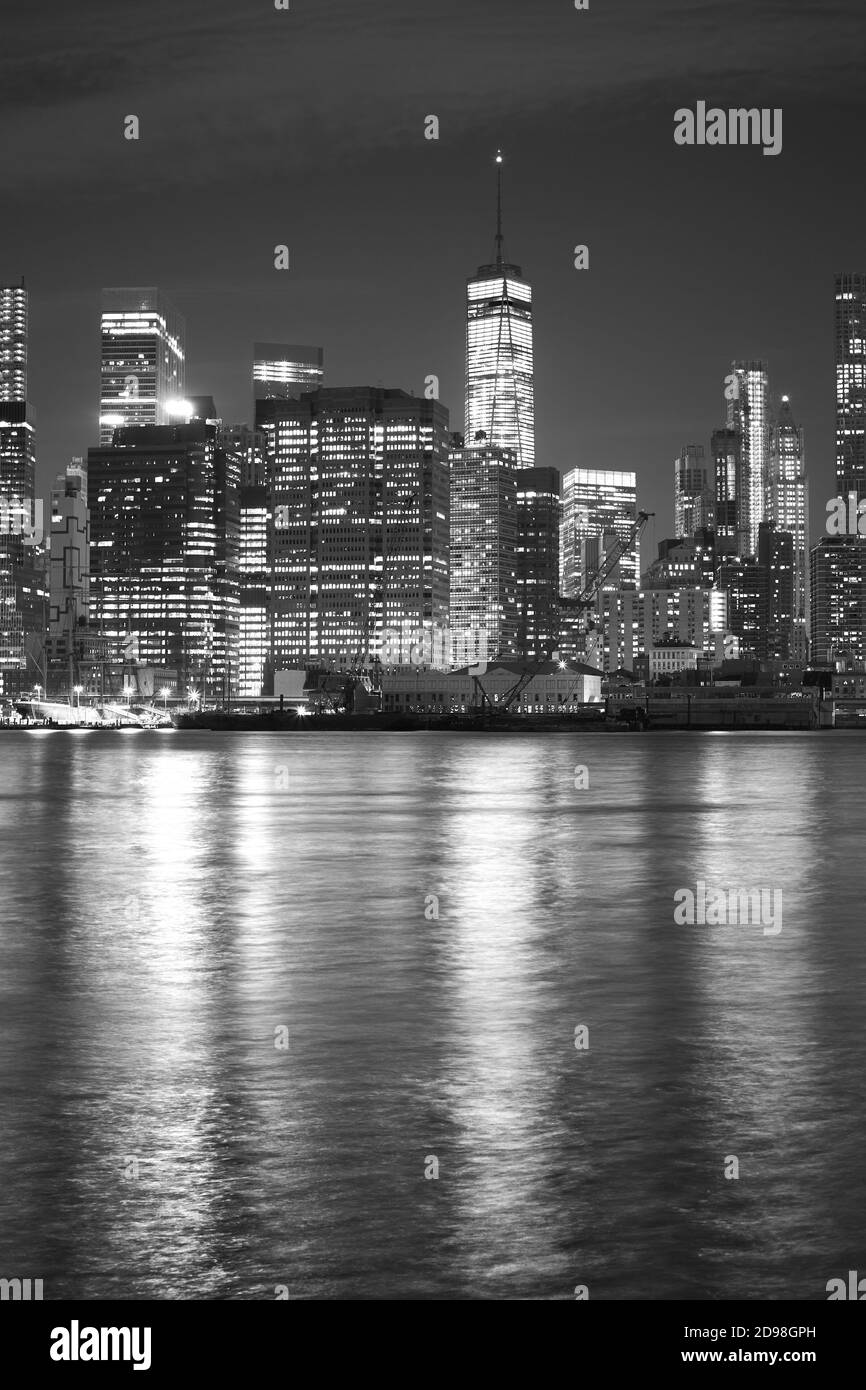 Immagine in bianco e nero di New York cityscape di notte, STATI UNITI D'AMERICA. Foto Stock