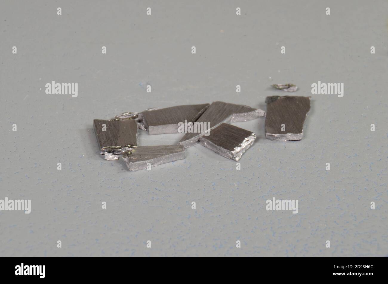 Piccole scheggiature dell'elemento metallico Beryllium (BE) Foto Stock