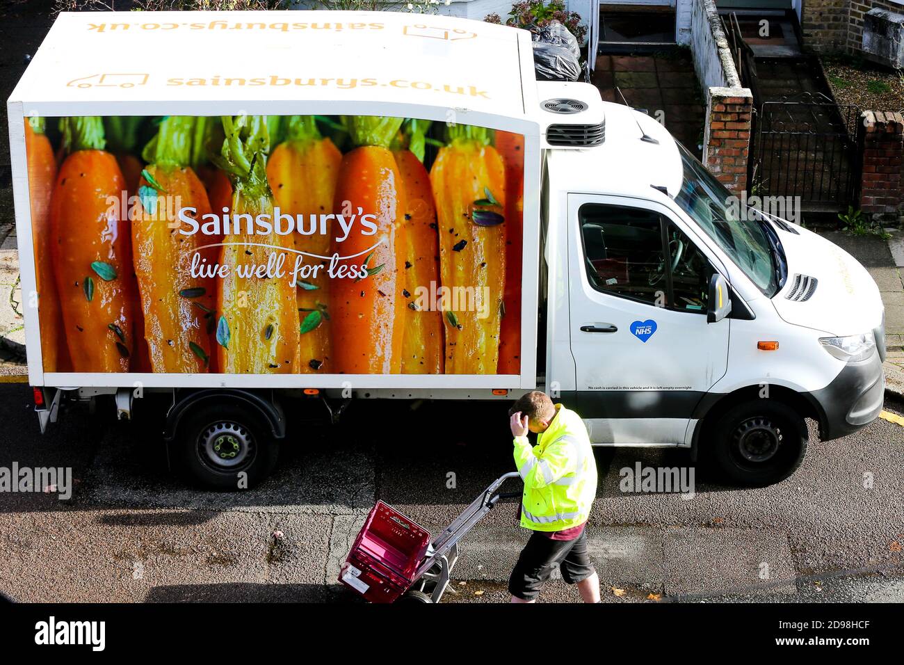 Londra, Regno Unito. 3 Nov 2020. Il conducente del furgone di consegna Sainsbury consegna la consegna della drogheria a seguito di un ordine online effettuato dal cliente. Credit: Dinendra Haria/SOPA Images/ZUMA Wire/Alamy Live News Foto Stock