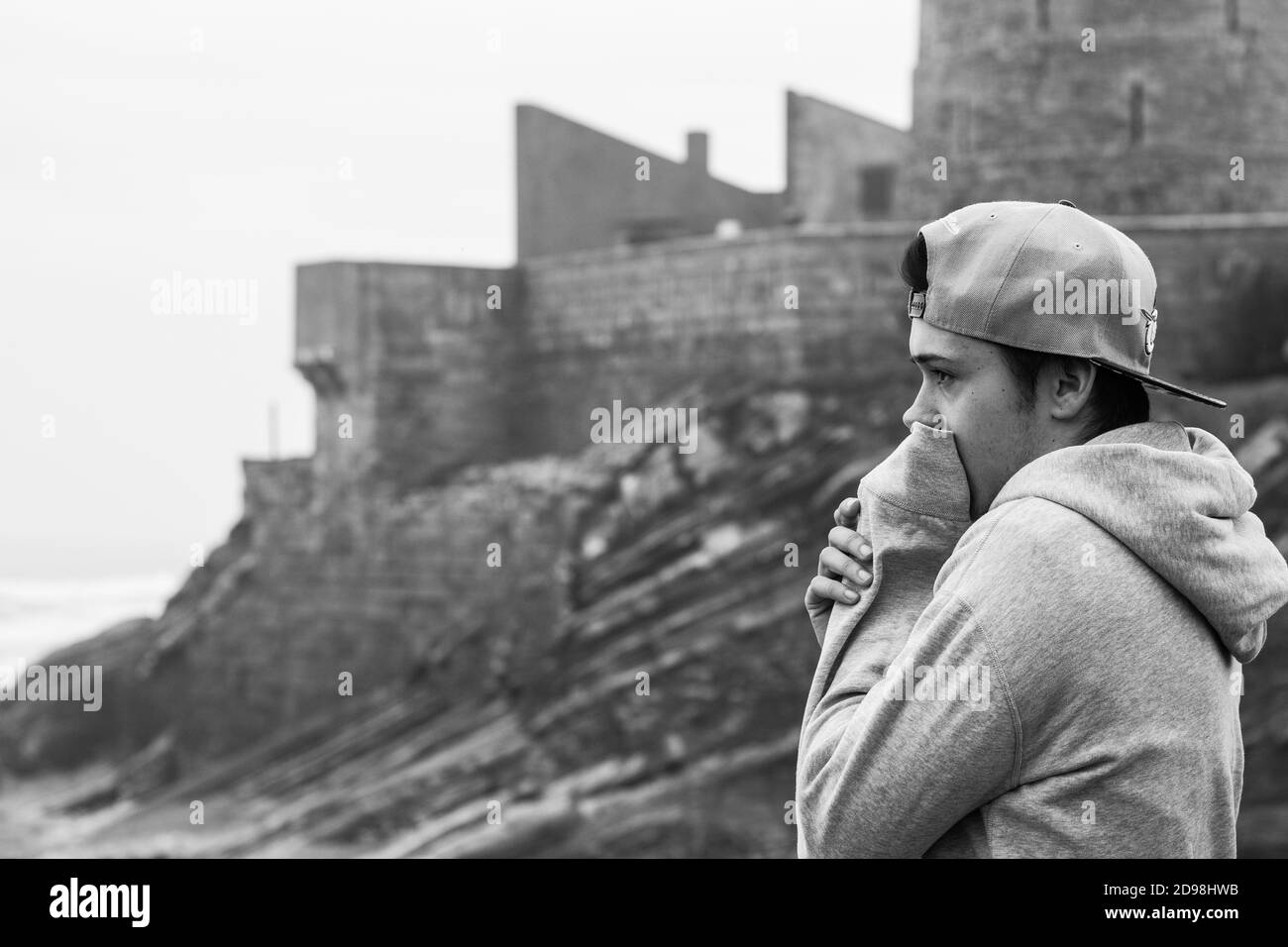 Giovane adulto in posa sulla costa Foto Stock